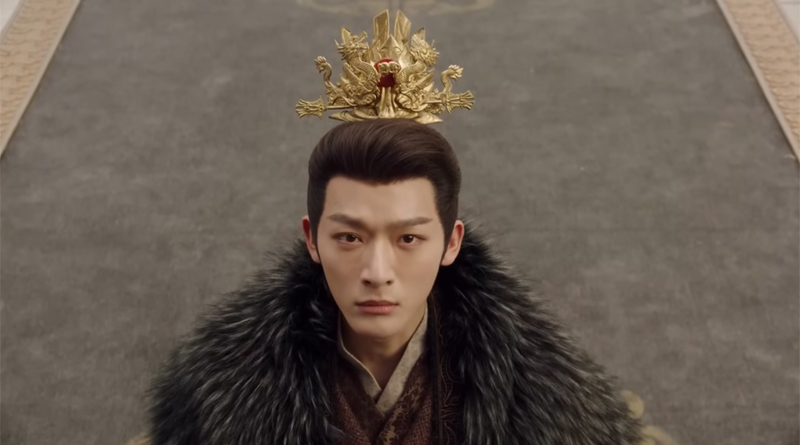 Un jeune homme couronné lève la tête vers le ciel