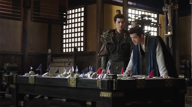 Le stratège et son assistant contemplent une maquette