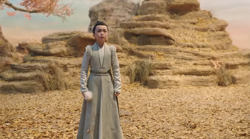 Un jeune garçon au regard affligé, isolé dans un endroit désertique