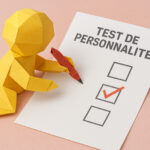 Un bonhomme coche une case sur un test de personnalité