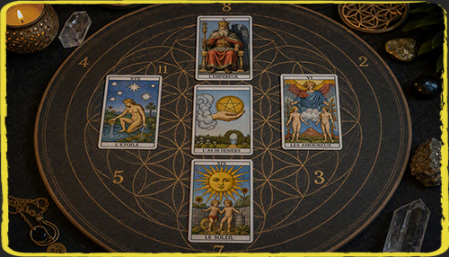 Un plateau avec une Fleur de Vie sur lequel sont posées des cartes de tarot.
